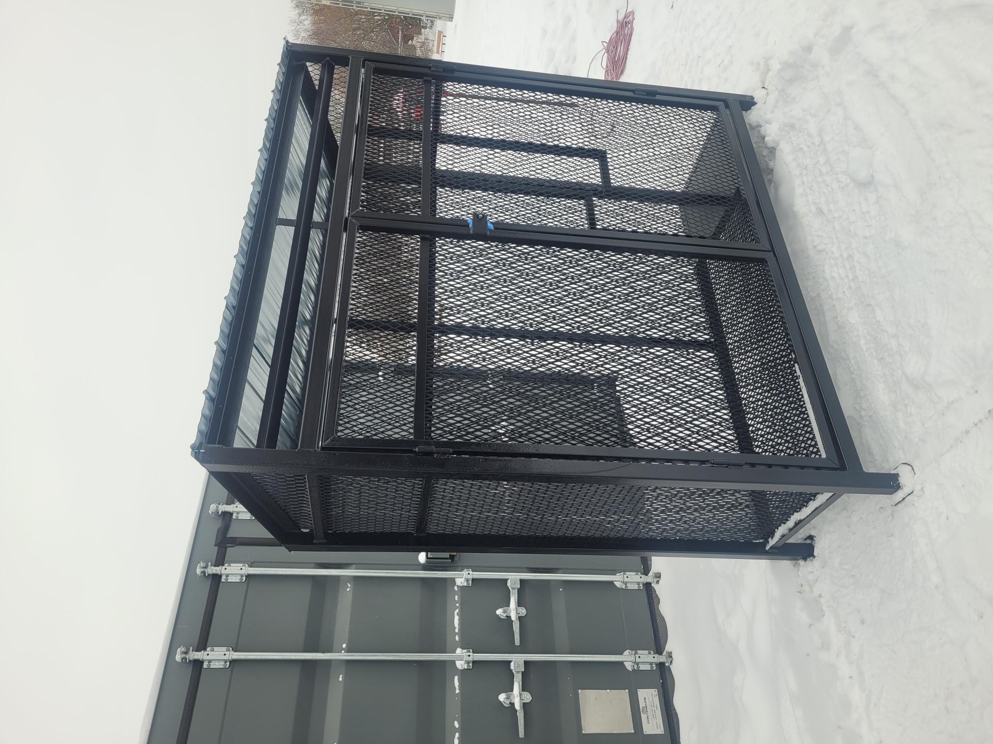 Cage de rangement pour buche avec section pour rangement d'outils.
Parc Bernard - Landry , Ville de Laval